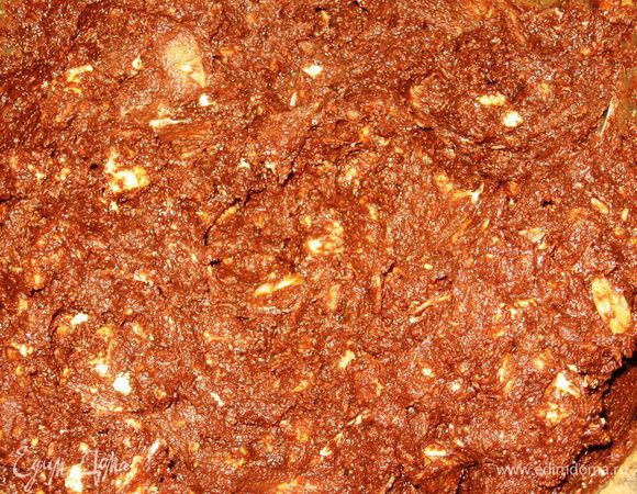 Часть печенья добавить к шоколадно-миндальной массе и тщательно перемешать.