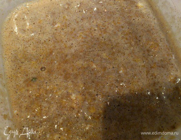 В блендере взбейте яйца, специи, ваниль, разрыхлитель.