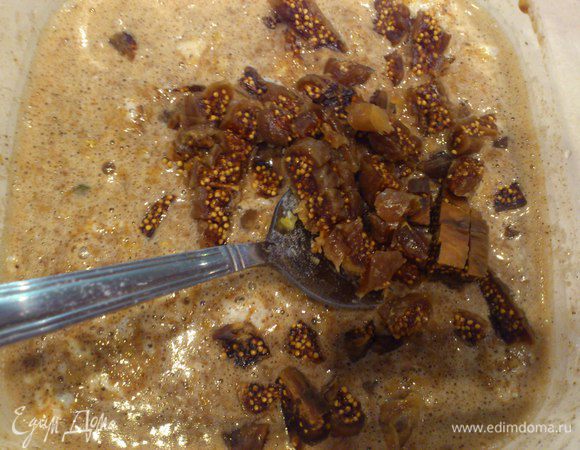 Добавьте к массе мелко порубленный инжир.