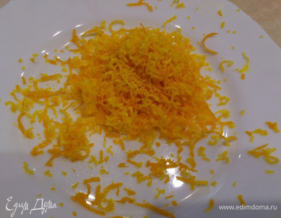 Цедру апельсина потрите на мелкой терке.