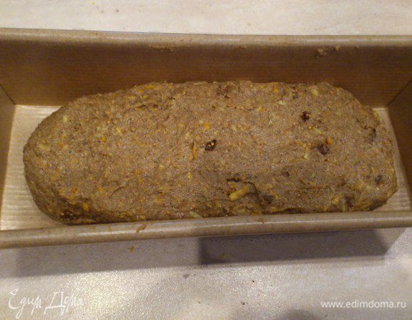 Смешайте все ингредиенты, сформируйте кекс и уложите в форму.