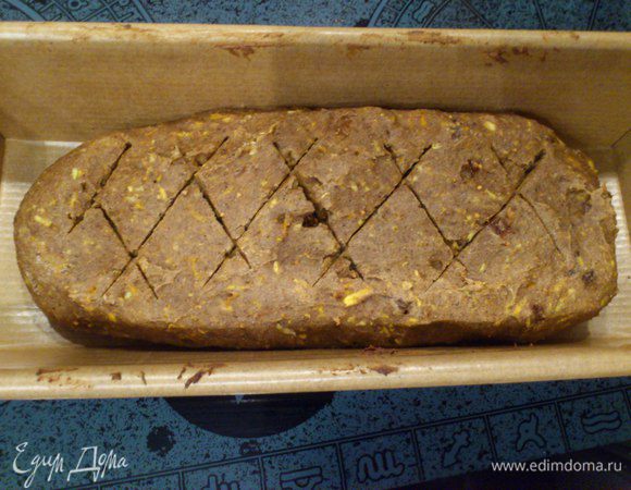 Через 5 минут выньте кекс, сделайте маленькие надрезы и отправьте в духовку на 25-30 минут. 