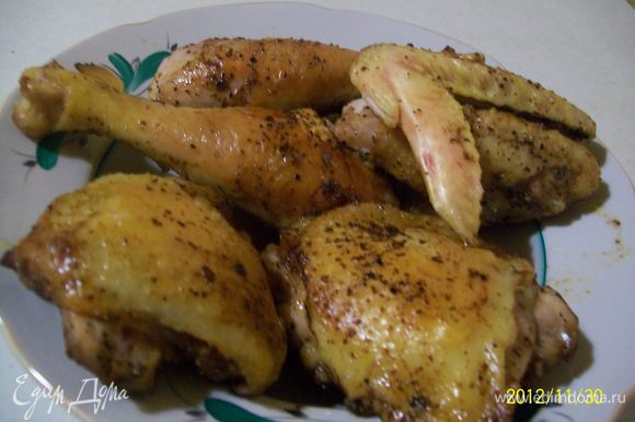 Сливочное масло растопить в сковороде и обжарить в нем куски курицы.
