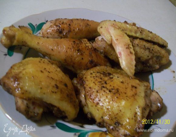 Сливочное масло растопить в сковороде и обжарить в нем куски курицы. 