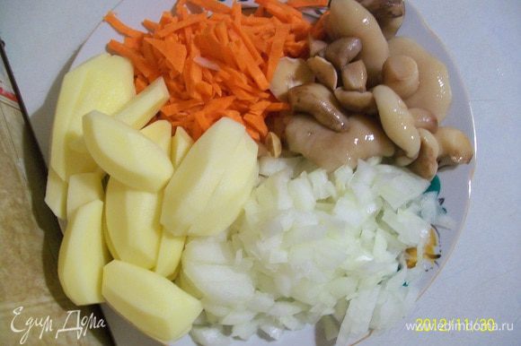 В другой сковороде на растительном масле лук, грибы , морковь и картофель слегка обжарить. В жаровню (глубокая форма) выложить овощи и курицу, добавить бульон или воду, закрыть крышкой, поставить в предварительно нагретую духовку (190 градусов) на 1 час .