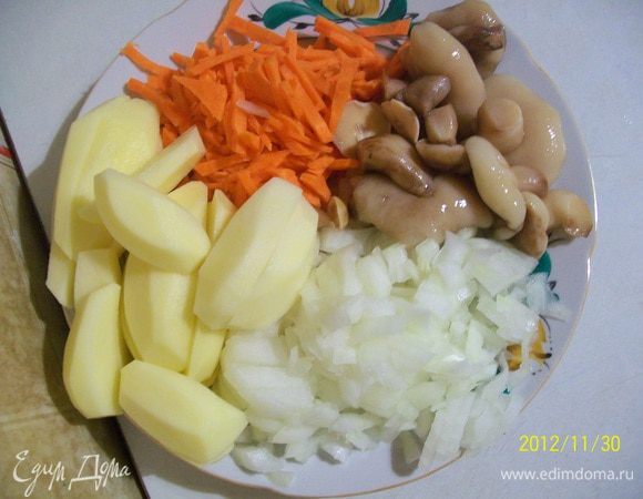 В другой сковороде на растительном масле лук, грибы , морковь и картофель слегка обжарить. В жаровню (глубокая форма) выложить овощи и курицу, добавить бульон или воду, закрыть крышкой, поставить в предварительно нагретую духовку (190 градусов) на 1 час .