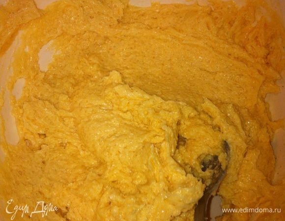 Духовку предварительно разогреть до 180 градусов.
В одной миске смешать сухие ингредиенты: муку, соль и соду.
В другой миске взбить миксером до однородной пышной массы размягченное сливочное масло с двумя видами сахара.
Не переставая взбивать, по одному ввести яйца и ванильный экстракт.

