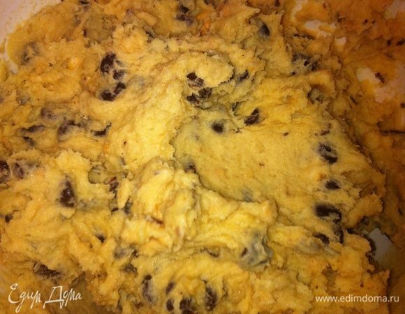 В полученную масляно-сахарно-яичную смесь частями ввести сухую смесь из первой миски (муку, соль, соду).
Добавить шоколадные капли.
В блендере измельчить орехи - но не в пыль, а кусочками. Добавить к смеси. Все тщательно перемешать.
