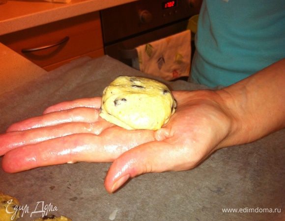 С помощью столовой ложки сформировать из теста шарики