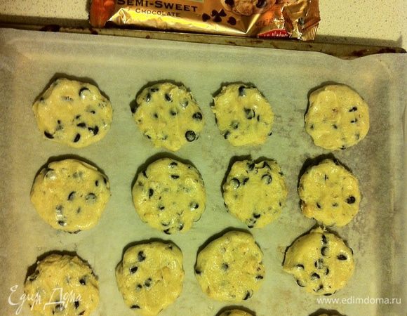 Противень застелить бумагой для выпечки, выложить на некотором расстоянии друг от друга полученные шарики, примять рукой. Выпекать 15-20 минут до золотистого цвета (из указанного количества ингредиентов получаются 22 печеньки среднего размера) 