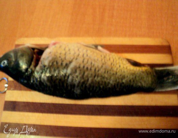 Карпа очистить от чешуи, убрать жабры и внутренности, разрезав брюшко.