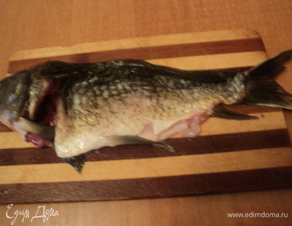 Осторожно острым ножом отделить кожу с небольшим количеством мяса от тушки рыбы. Места соединения кожи с плавником подрезать ножницами. Хребет отделить в районе головы и хвоста, стараясь не повредить соединение кожи с головой и хвостом. Срезать мякоть с хребта, хребет оставить – он нам потребуется для бульона, убрать косточки.