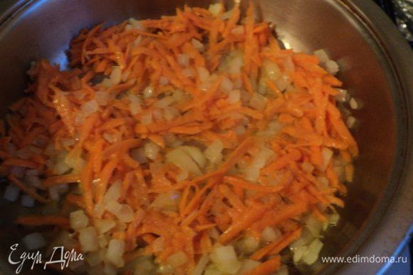 Лук мелко порезать, морковь натереть на терке. ½ часть лука вместе с морковью пассировать на растительном масле до мягкости.