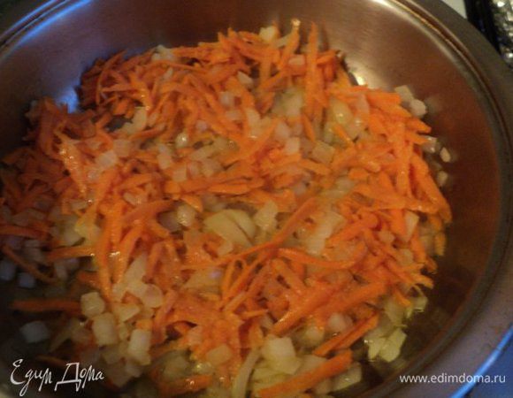 Лук мелко порезать, морковь натереть на терке. ½ часть лука  вместе с морковью пассировать на растительном масле до мягкости.