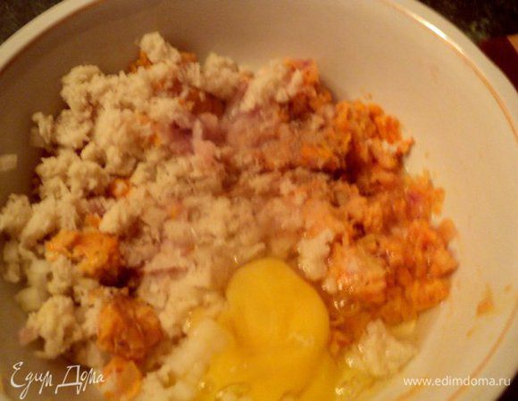 Мякоть карпа, филе судака и пассированный лук и морковь измельчить в блендере. Добавить замоченный в воде и отжатый хлеб, соль и белый перец по вкусу, ½ часть мелко порезанного сырого лука, яйца.