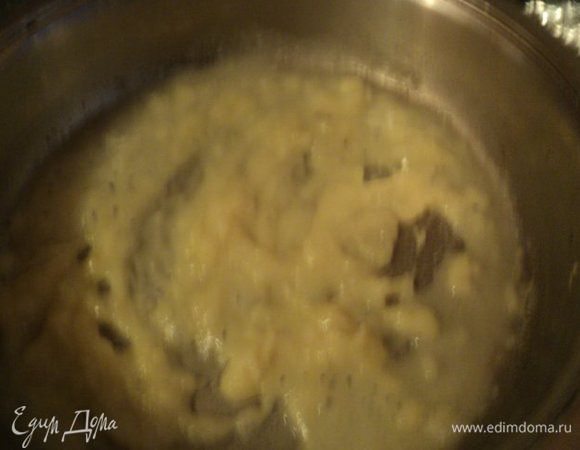 Приготовить соус: Растопить на сковороде сливочное масло, добавить муку и пассировать, постоянно помешивая, до слегка кремового цвета.