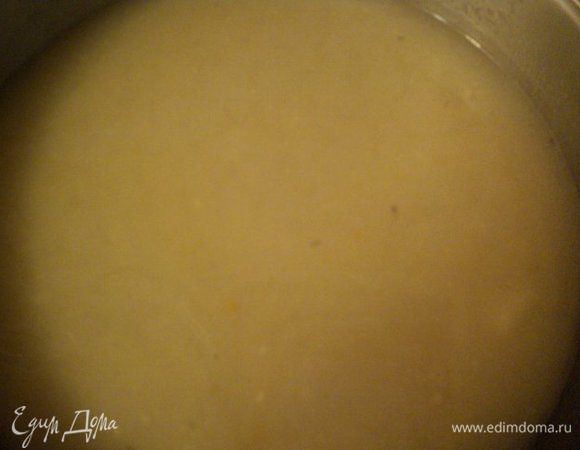 Затем добавить рыбный бульон, полученный при тушении карпа, белое вино и кипятить на небольшом огне 10мин.