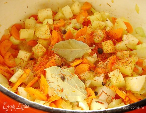 Лук, сельдерей и морковь нарезать и обжарить на растительном масле в толстостенной кастрюле.