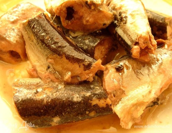 Рыбу из консервов разобрать на небольшие кусочки, удалить косточки и выложить рыбу и жидкость из консервов в суп.