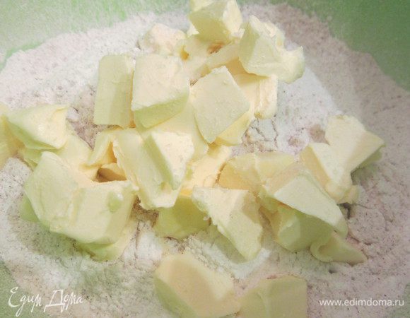 Просеянную муку соединить с просеянной сахарной пудрой, корицей, разрыхлителем, добавить  сливочное масло, щепотку соли.