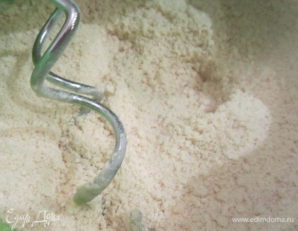  Вымесить на невысокой скорости миксером до образовании крошки, можно в ручную.