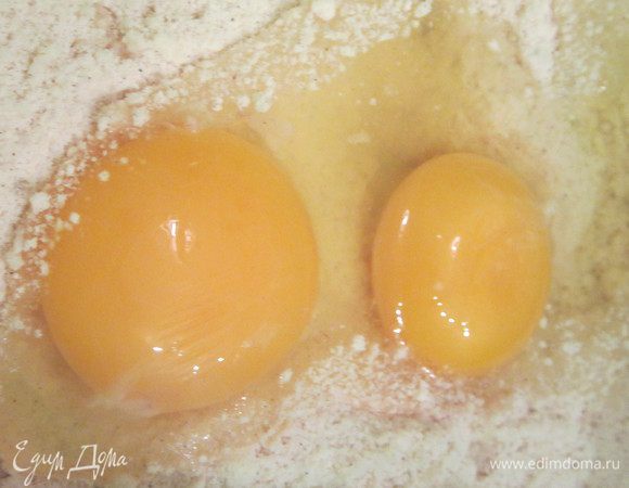 Добавить яйца и замесить  тесто. Я месили опять же миксером, месить быстро, чтобы не образовалась в тесте нам не нужная клейковина.