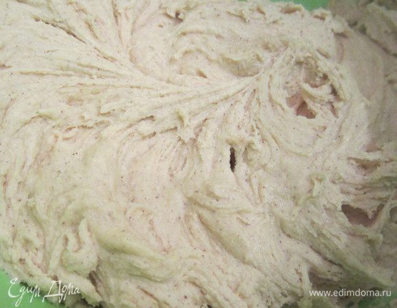 Тесто очень ароматное, но еще липковатое.