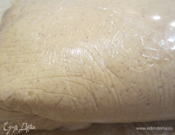 Завернуть и отправить в холодильник, а этим  временем будем делать начинку.