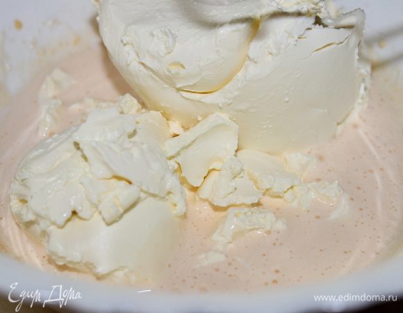 Куриные желтки взбить миксером добела...добавить сыр Маскарпоне и продолжить взбивание. Если сыр очень густой, то можно добавить сливки примерно 3 ст.л. Полученную массу разделить на 2 части: для шоколадного крема и лаймового... 