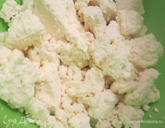 Творог хорошо размять вилкой.