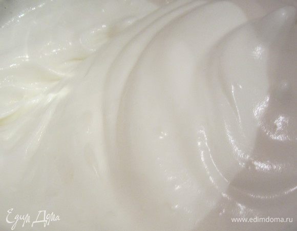 Взбить белки с лимонным соком и сахаром до кремообразного состояния, не до сильных пиков.