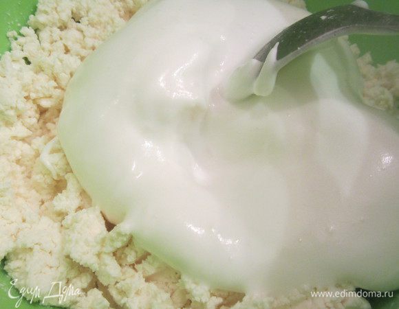 Аккуратно размешать творог с белковым кремом сначала ложкой.