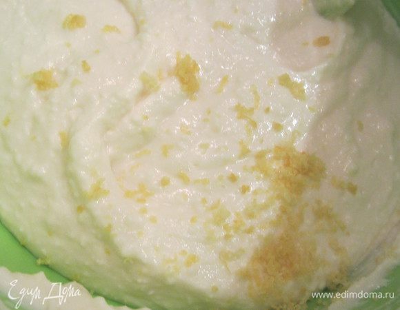 Добавить цедру лимона, ванильный экстракт, перемешать лопаткой.