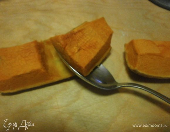 Необходимо подготовить тыкву. Разрезать тыкву, очистить от семян и мягких тканей. Нарезать на дольки. Лист застелить бумагой и запечь в духовке 60 минут при температуре 180 градусов. Дать остыть. Ложкой отделить мякоть от кожуры. 50 гр. печеной тыквы смолоть в пюре.