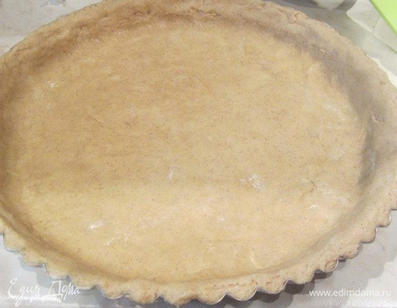 Выложить тесто в форму для выпечки, смазанную сливочным маслом и разровнять его по всей форме пальцами.