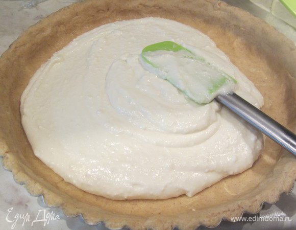 Подлить начинку из творога, разровнять лопаткой.