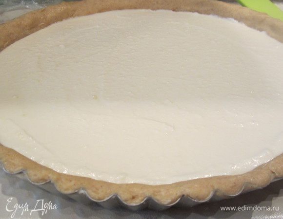 Поставить тарт в разогретую на 220 градусов духовку на 30 минут.