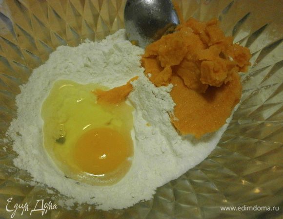 Из ингридиентов  замесить мягкое тыквенное тесто.Завернуть в плёнку, оставить на 30 минут.