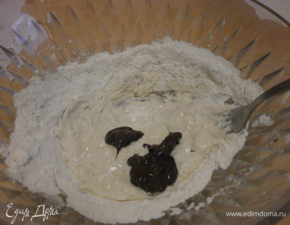 Шоколад растопить на водяной бане. Часть муки развести водой. Добавить шоколад и постепенно остальную муку. Замесить мягкое тесто. Завернуть в плёнку, оставить на 30 минут.