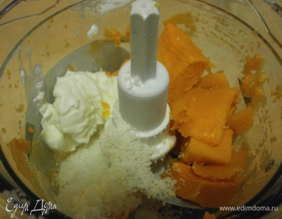 Пока тесто отдыхает, готовим начинку. Смешать в роботе печеную тыкву и творог...