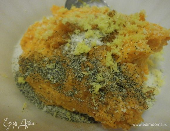 Добавить остальные ингридиенты и смешать в однородную массу. Если вам нравится более нежный вкус начинки, уменьшите количество мускатного ореха , имбиря и цедры лимона. Тогда будет преобладать вкус тыквы.