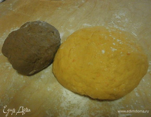 Достаём отдохнувшее тесто..