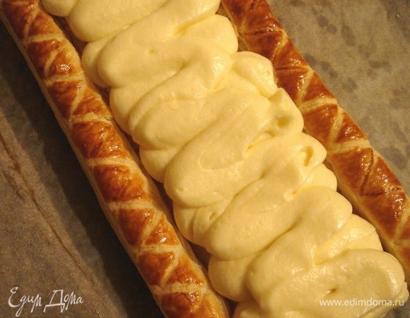 На тесто выложить крем и установить груши. Присыпать шоколадной стружкой. Для украшения вместо плодоножки можно вставить листики мяты. Перед подачей немного подморозить десерт в холодильнике. Приятного аппетита!