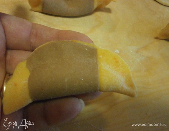 Круглой формой для выдавливания теста, выдавить кружки, чтобы темное тесто оказалось в центре и светлое по краям. Перевернуть кружки и в центр положить начинку, не полную чайную ложку. Свернуть пополам , слегка придавить пальцами вокруг начинки, что бы вышел воздух . Защипнуть плотно края...