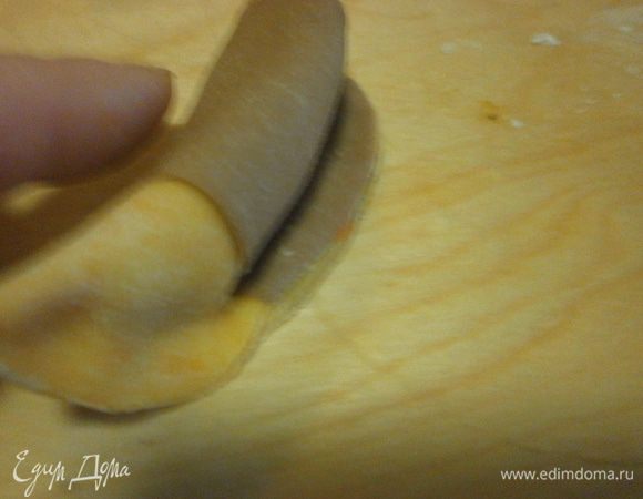 Сделать ещё один сгиб в длину. В эту складочку затем попадёт сливочное масло.