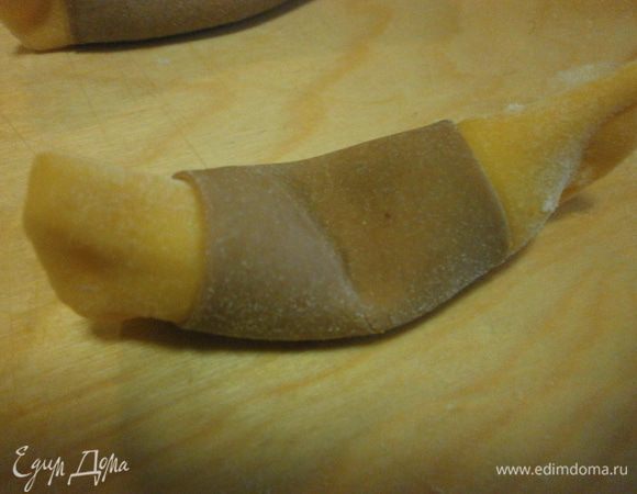 И сделать по середине углубление - придавить слегка пальцем. Это необходимо для закрепления формы и для того, чтобы  жидкое масло или другой жидкий соус не стекал с тортеллини.