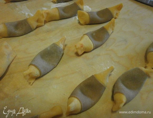 Приготовим тортеллини со всего теста. В то время доводим подсоленную воду до кипения.