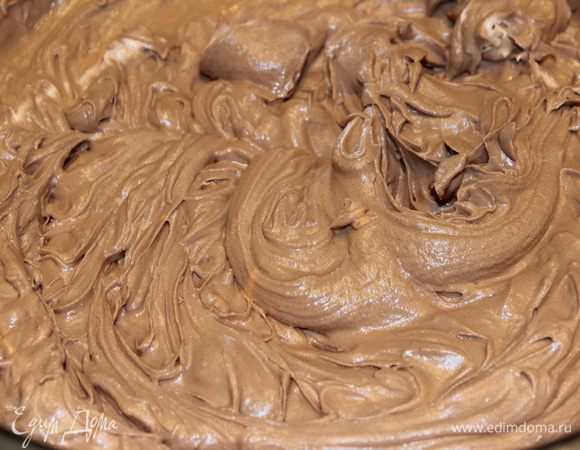 Готовим шоколадный крем: растопить на водяной бане шоколад с добавлением 3 ст.л. сливок и 2 ст.л. коньяка (можно и без него)...Остудить шоколад и добавить в сырную массу...все взбить миксером