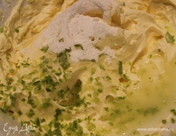 Готовим лаймовый крем: добавить в сырную массу цедру и сок лайма, ванилин, сахарную пудру (3 ст.л.). Все взбить миксером