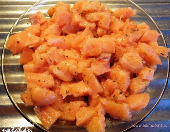 Филе сёмги очень мелко порезать.